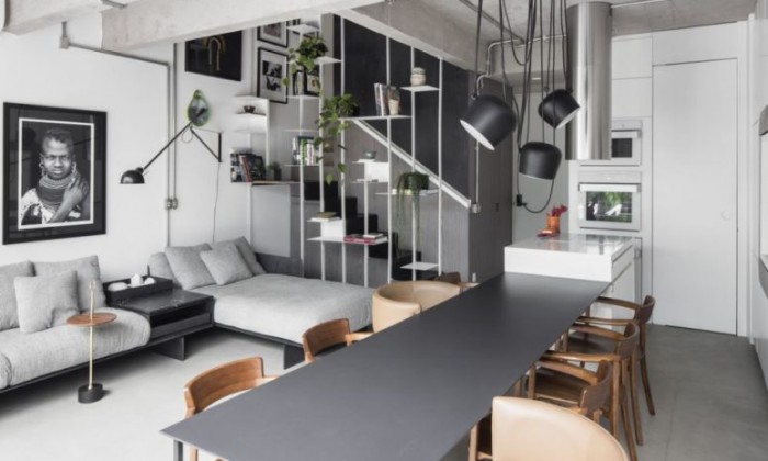 Căn hộ đơn sắc vẫn sống động với bức tường cây xanh